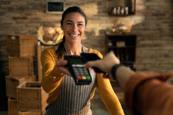 Beneficiile utilizarii platilor electronice pentru mici comercianti