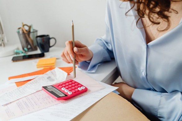 Externalizare sau contabil intern? Cum iei decizia potrivita pentru firma ta
