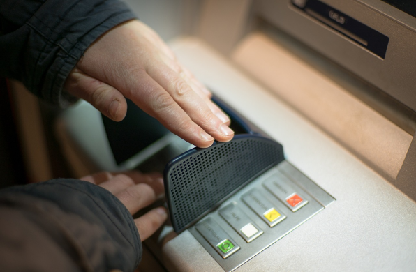 Retragere numerar de la ATM: este obligatoriu ca suma sa fie depusa in casierie sau poate fi considerata direct avans spre decontare?